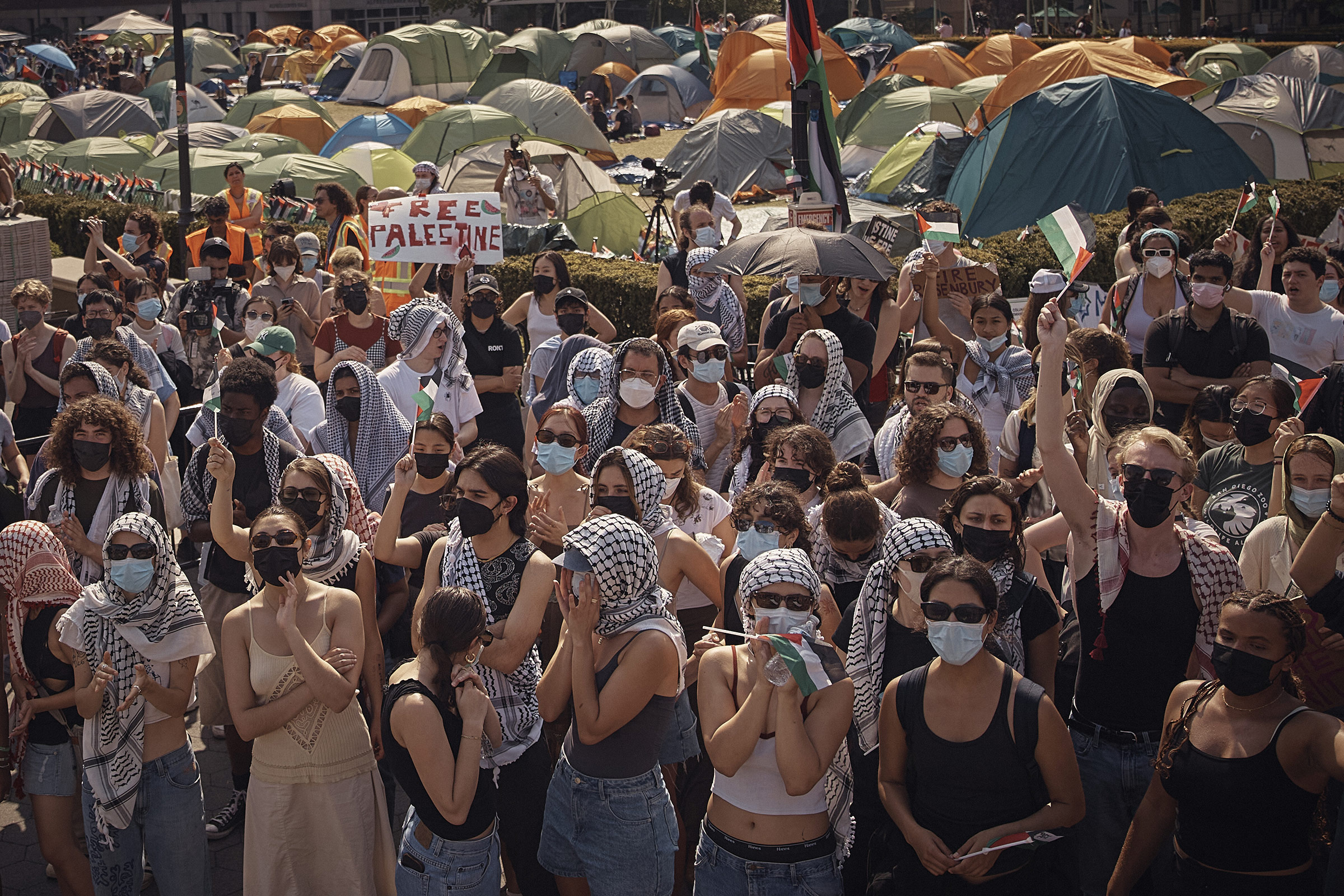 معترضان در 29 آوریل 2024 در کمپ حامی فلسطین در پردیس دانشگاه کلمبیا در نیویورک گرد هم می آیند تا خواهان خلع سرمایه اسرائیل شوند.