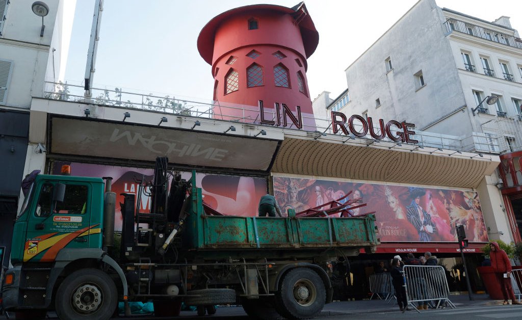 Moulin Rouge Collapses: The Historic Windmill in Paris Crashes, Leaving Locals and Tourists Concerned