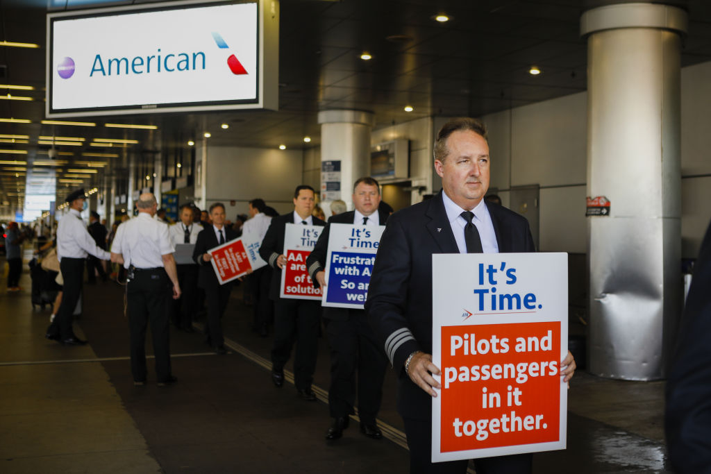 American Airlines Pilots Picket Over Contract