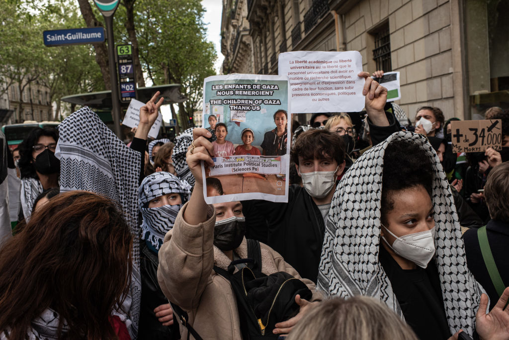 تظاهرات دانشجویان در حمایت از فلسطین در خارج از دانشگاه علوم PO
